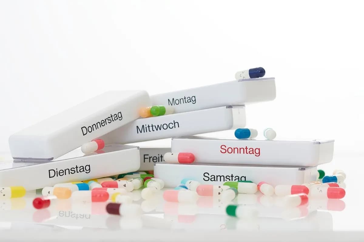 Medikamenten-Wochendosierer mit Tabletten
